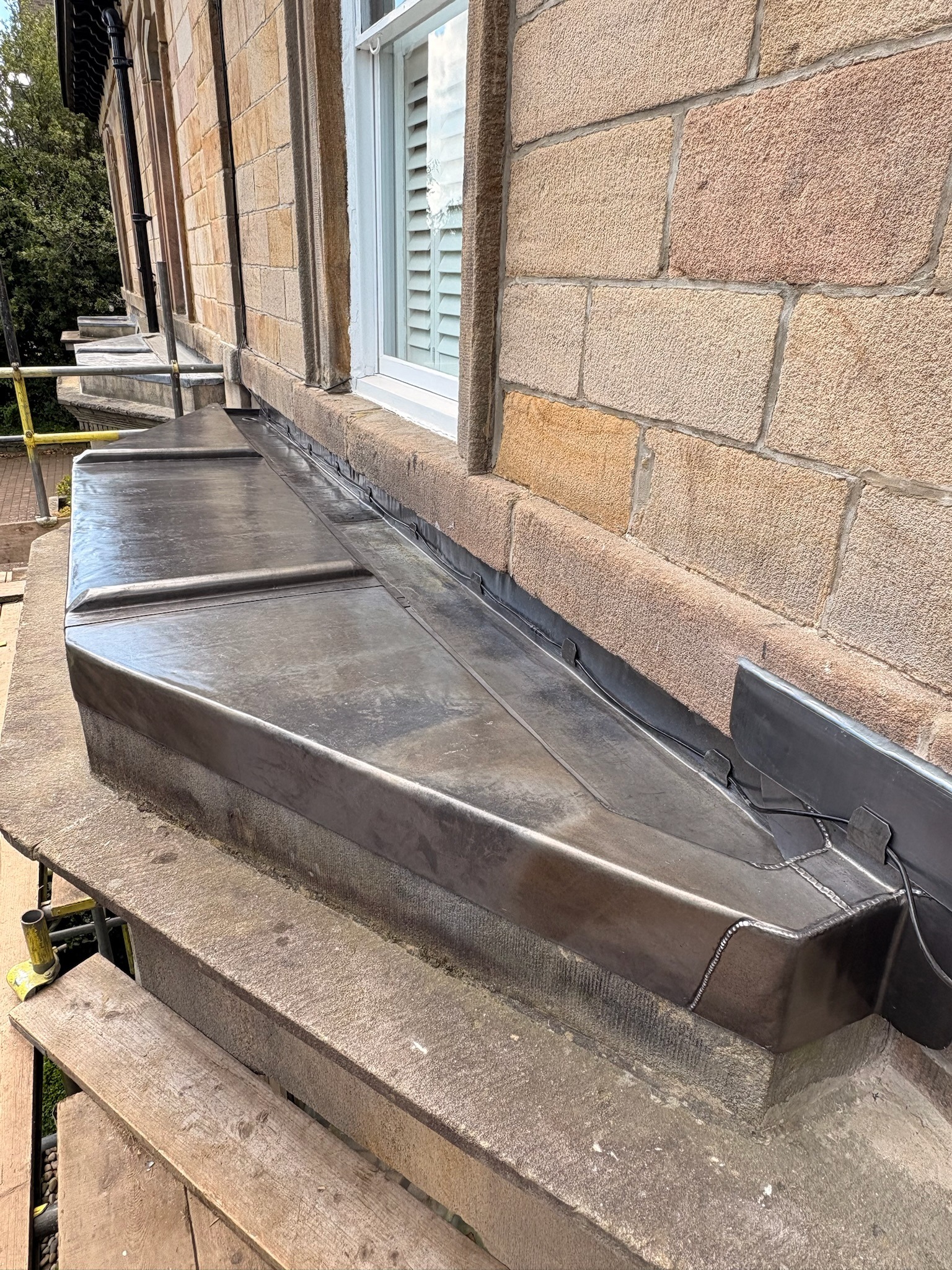 modern leadwork to bay window